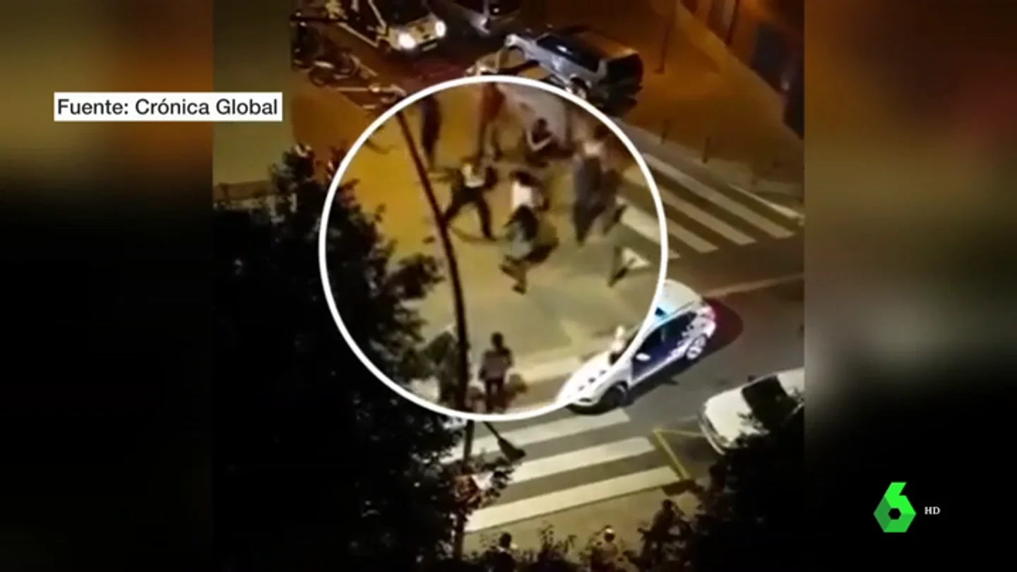 El grupo de personas que agredió a los agentes que estaban retirando el vehículo. El grupo de personas que agredió a los agentes que estaban retirando el vehículo.