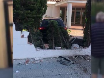 Un niño de 13 años empotra un coche contra el muro de un colegio en San Pedro Alcántara, Málaga Un niño de 13 años empotra un coche contra el muro de un colegio en San Pedro Alcántara, Málaga