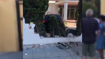 Un niño de 13 años empotra un coche contra el muro de un colegio en San Pedro Alcántara, Málaga