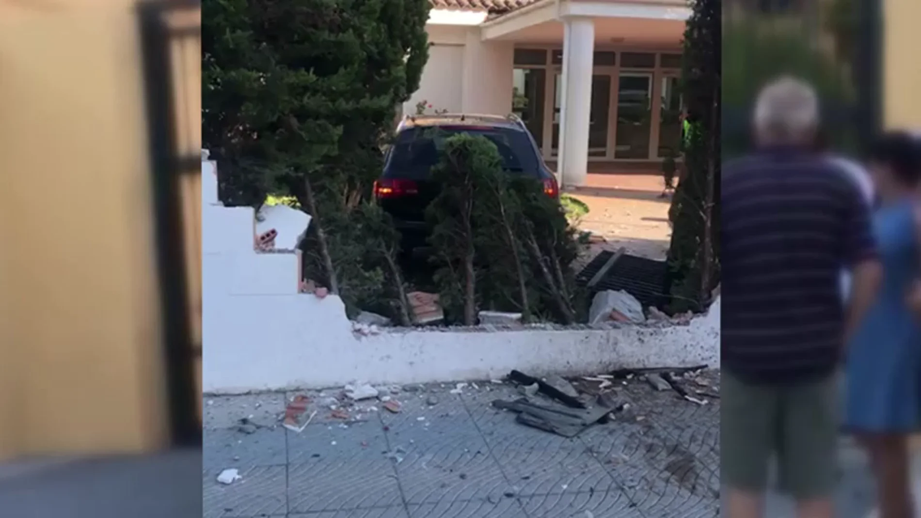 Un niño de 13 años empotra un coche contra el muro de un colegio en San Pedro Alcántara, Málaga