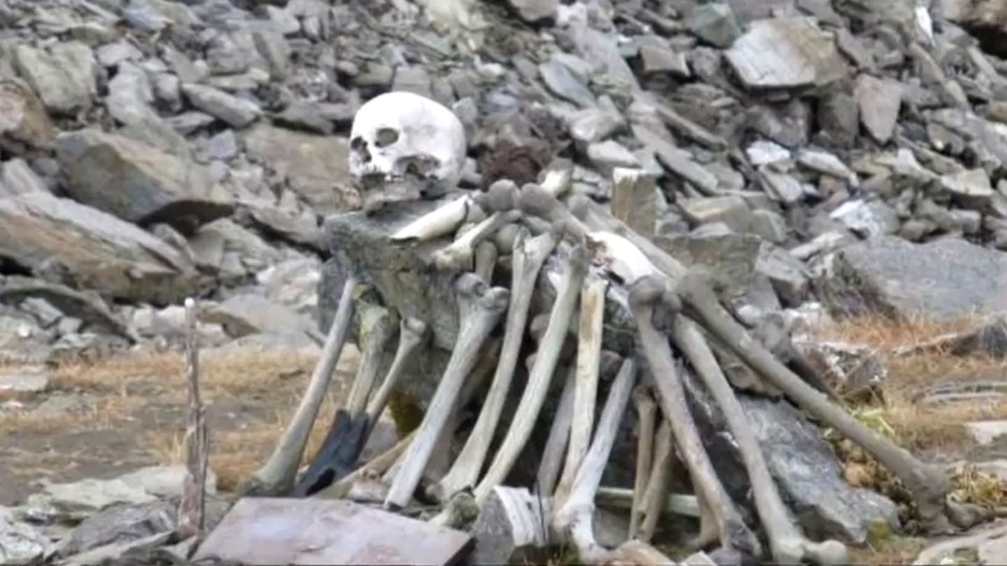 El mayor misterio del Himalaya: ¿de quién son los huesos humanos que descubrió el deshielo del lago Roopkund? El mayor misterio del Himalaya: ¿de quién son los huesos humanos que descubrió el deshielo del lago Roopkund?