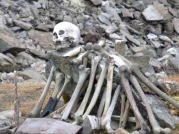 El mayor misterio del Himalaya: ¿de quién son los huesos humanos que descubrió el deshielo del lago Roopkund? El mayor misterio del Himalaya: ¿de quién son los huesos humanos que descubrió el deshielo del lago Roopkund?