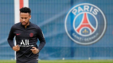 Neymar, entrenando en las instalaciones del PSG