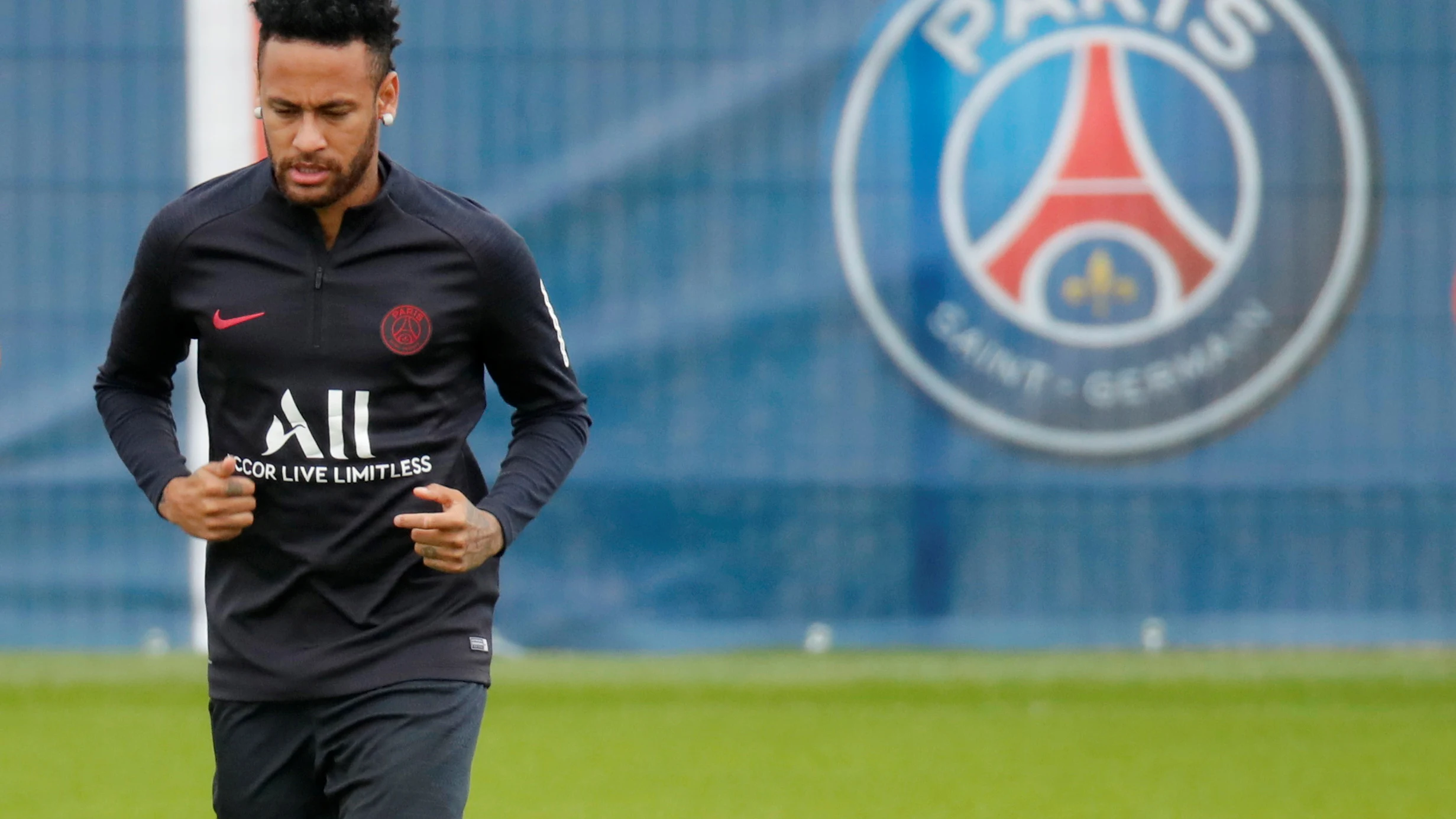 Neymar, entrenando en las instalaciones del PSG