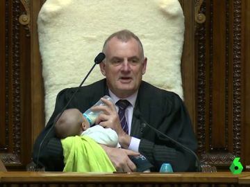 El presidente del Parlamento de Nueva Zelanda cuida al bebé de un diputado durante un pleno El presidente del Parlamento de Nueva Zelanda cuida al bebé de un diputado durante un pleno
