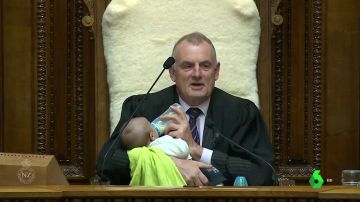 El presidente del Parlamento de Nueva Zelanda cuida al bebé de un diputado durante un pleno