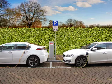Coches eléctricos en una estación de carga Coches eléctricos en una estación de carga