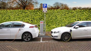Coches eléctricos en una estación de carga