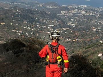 Un agente de la UME en labores de vigilancia en la zona afectada por el fuego en Valleseco, Gran Canaria Un agente de la UME en labores de vigilancia en la zona afectada por el fuego en Valleseco, Gran Canaria