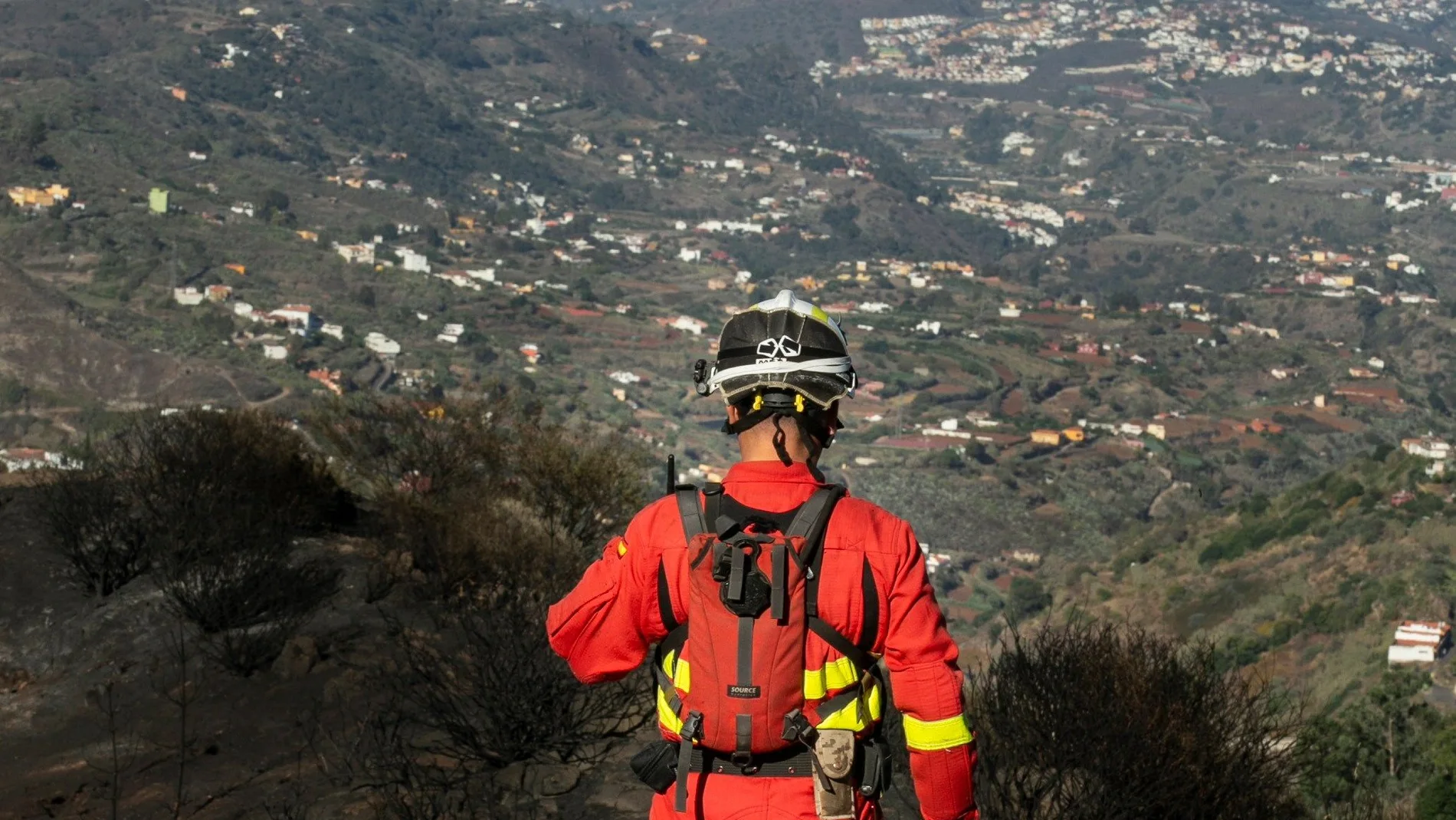 Un agente de la UME en labores de vigilancia en la zona afectada por el fuego en Valleseco, Gran Canaria