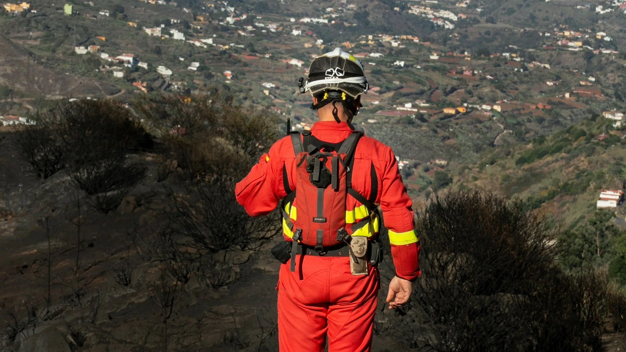 Un agente de la UME en labores de vigilancia en la zona afectada por el fuego en Valleseco, Gran Canaria