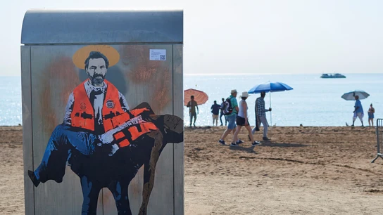 TVBoy homenajea al Open Arms con un grafiti en la playa de la Barceloneta TVBoy homenajea al Open Arms con un grafiti en la playa de la Barceloneta