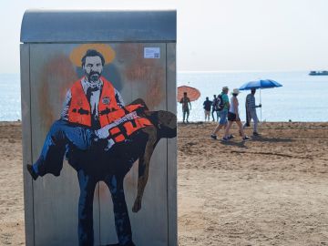 TVBoy homenajea al Open Arms con un grafiti en la playa de la Barceloneta TVBoy homenajea al Open Arms con un grafiti en la playa de la Barceloneta