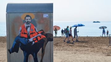 TVBoy homenajea al Open Arms con un grafiti en la playa de la Barceloneta