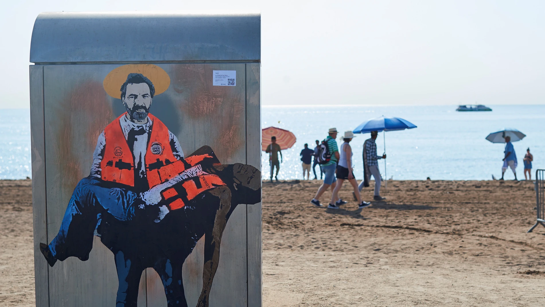 TVBoy homenajea al Open Arms con un grafiti en la playa de la Barceloneta