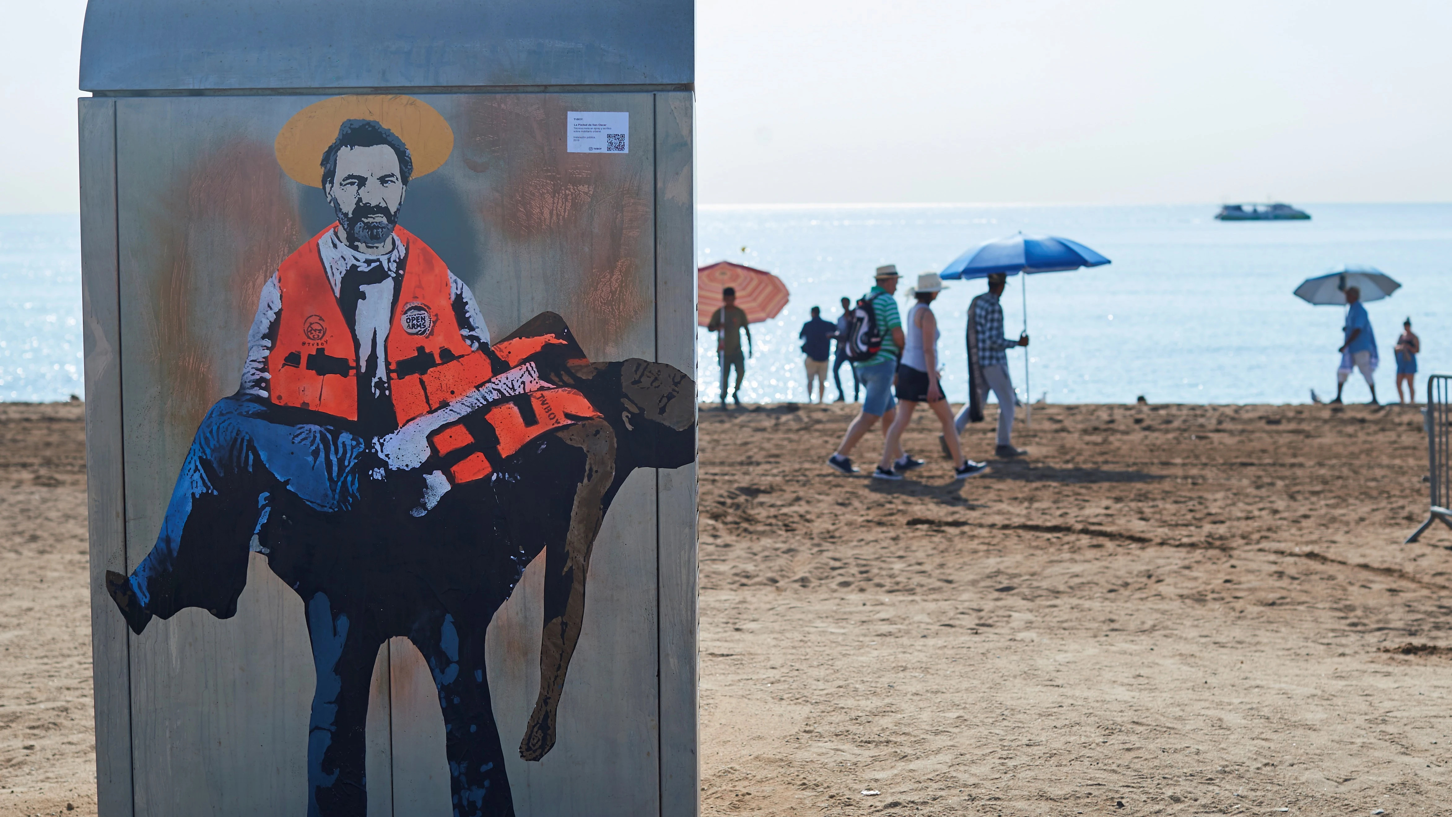 TVBoy homenajea al Open Arms con un grafiti en la playa de la Barceloneta