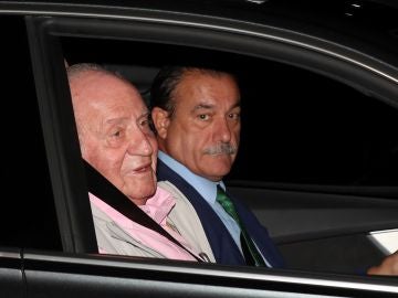 El rey Juan Carlos a su llegada a la Clínica Quirón para someterse a una intervención quirúrgica cardíaca El rey Juan Carlos a su llegada a la Clínica Quirón para someterse a una intervención quirúrgica cardíaca
