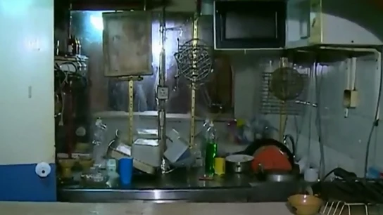 Imagen del garaje donde han sido encontradas dos gemelas en condiciones infrahumanas Imagen del garaje donde han sido encontradas dos gemelas en condiciones infrahumanas