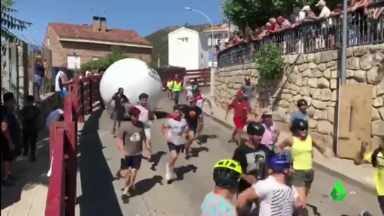 Polémica en el municipio madrileño de Mataelpino por las medidas de seguridad en su tradicional 'Boloencierro' Polémica en el municipio madrileño de Mataelpino por las medidas de seguridad en su tradicional 'Boloencierro'