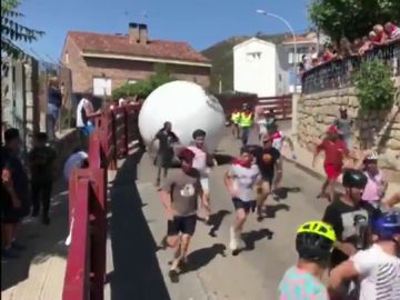 Polémica en el municipio madrileño de Mataelpino por las medidas de seguridad en su tradicional 'Boloencierro' Polémica en el municipio madrileño de Mataelpino por las medidas de seguridad en su tradicional 'Boloencierro'