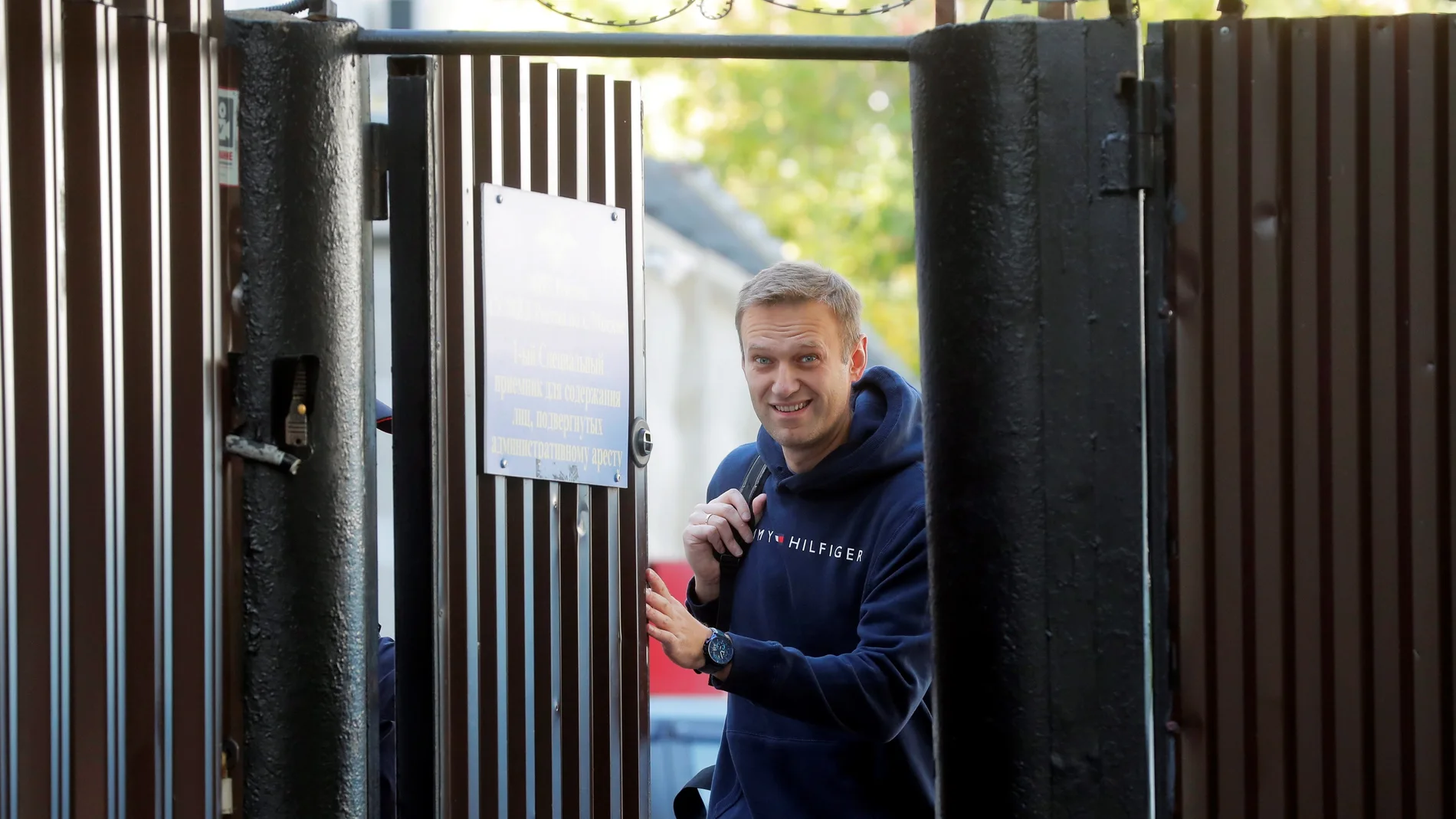 El líder opositor ruso Alexéi Navalni abandonando la cárcel en 2019