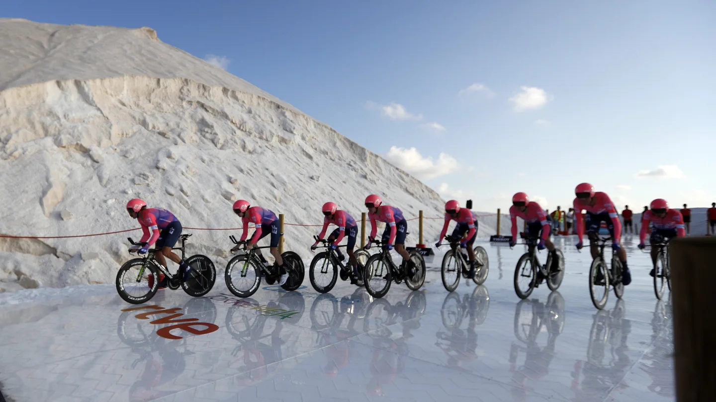 El equipo AG2 R La Mondiale, en la crono por equipos que da comienzo a la Vuelta El equipo AG2 R La Mondiale, en la crono por equipos que da comienzo a la Vuelta