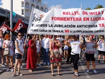 Limpiadoras y camareras de piso de hotel durante el primer día de huelga convocada por las 'kellys' Limpiadoras y camareras de piso de hotel durante el primer día de huelga convocada por las 'kellys'