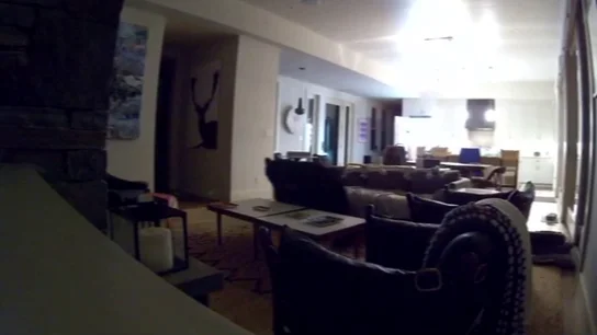 El aterrador momento en que un oso entra a una casa en California El aterrador momento en que un oso entra a una casa en California.