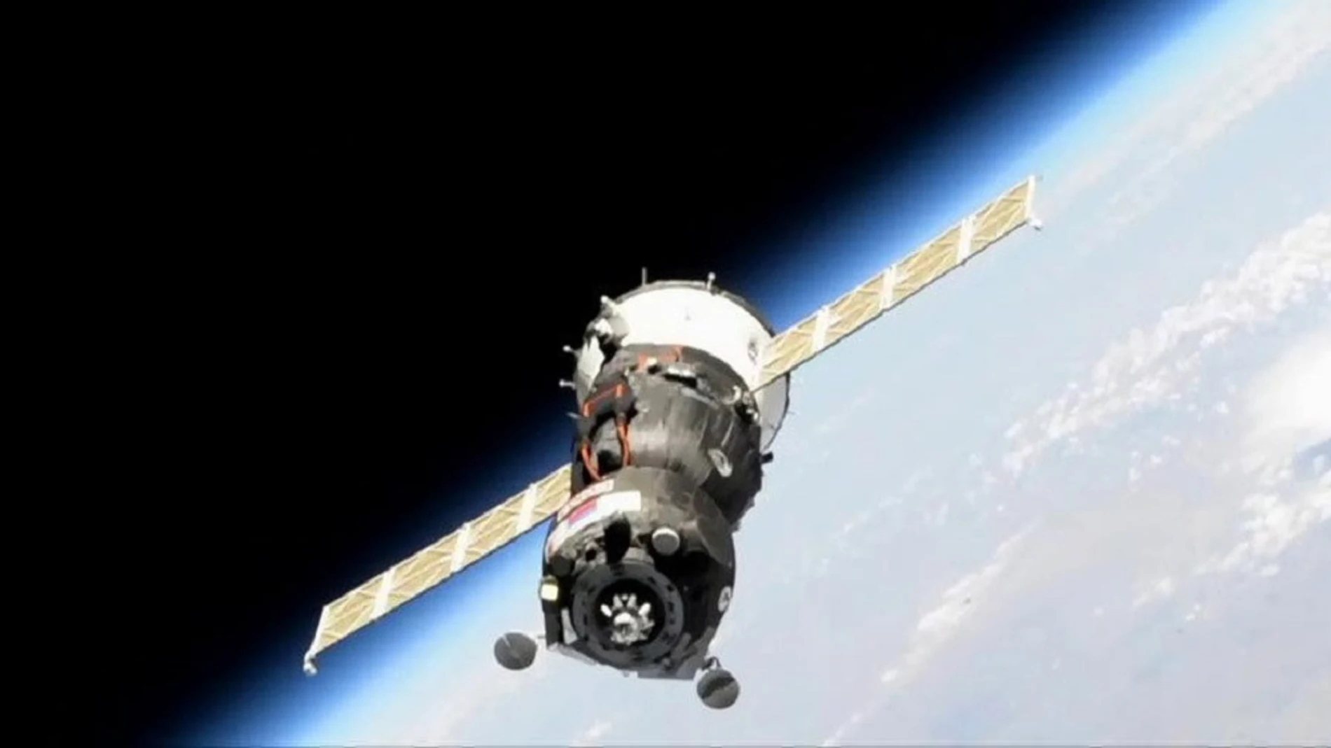 La nave Soyuz MS-14 con el androide ruso Fiódor.