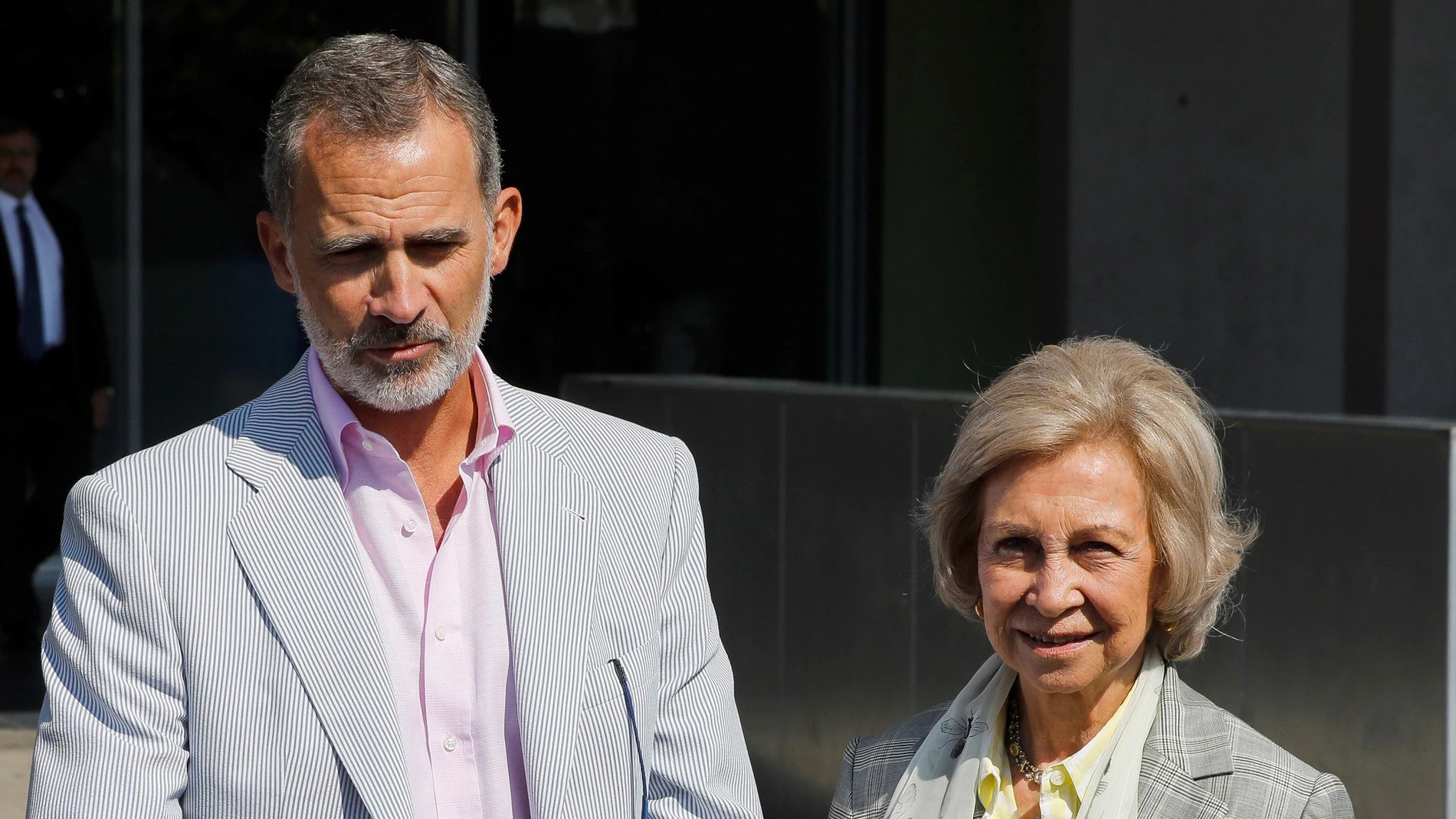 El rey Felipe y la reina Sofía abandonan el Hospital Clínico Quirón tras la operación