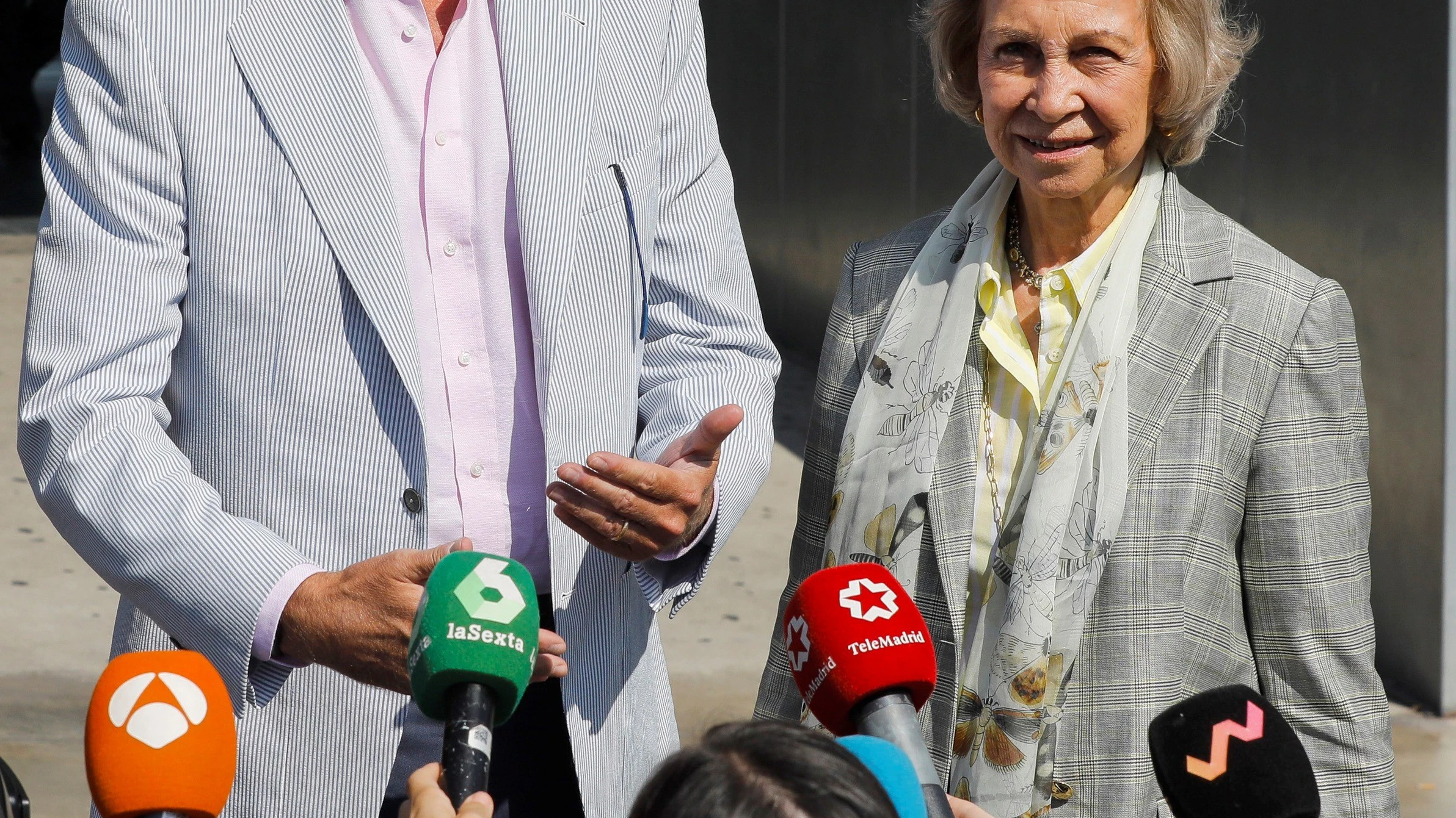 El rey Felipe y la reina Sofía abandonan el Hospital Clínico Quirón tras la operación