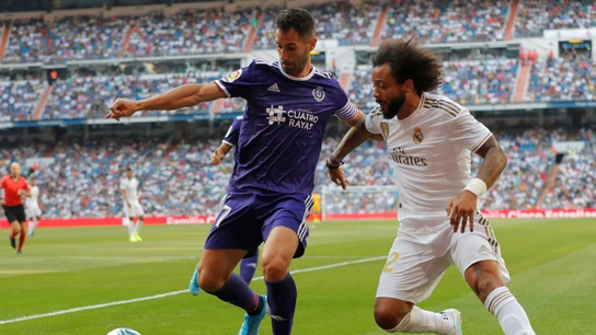 Javi Moyano intenta mantener el balón ante la presión de Marcelo Javi Moyano intenta mantener el balón ante la presión de Marcelo
