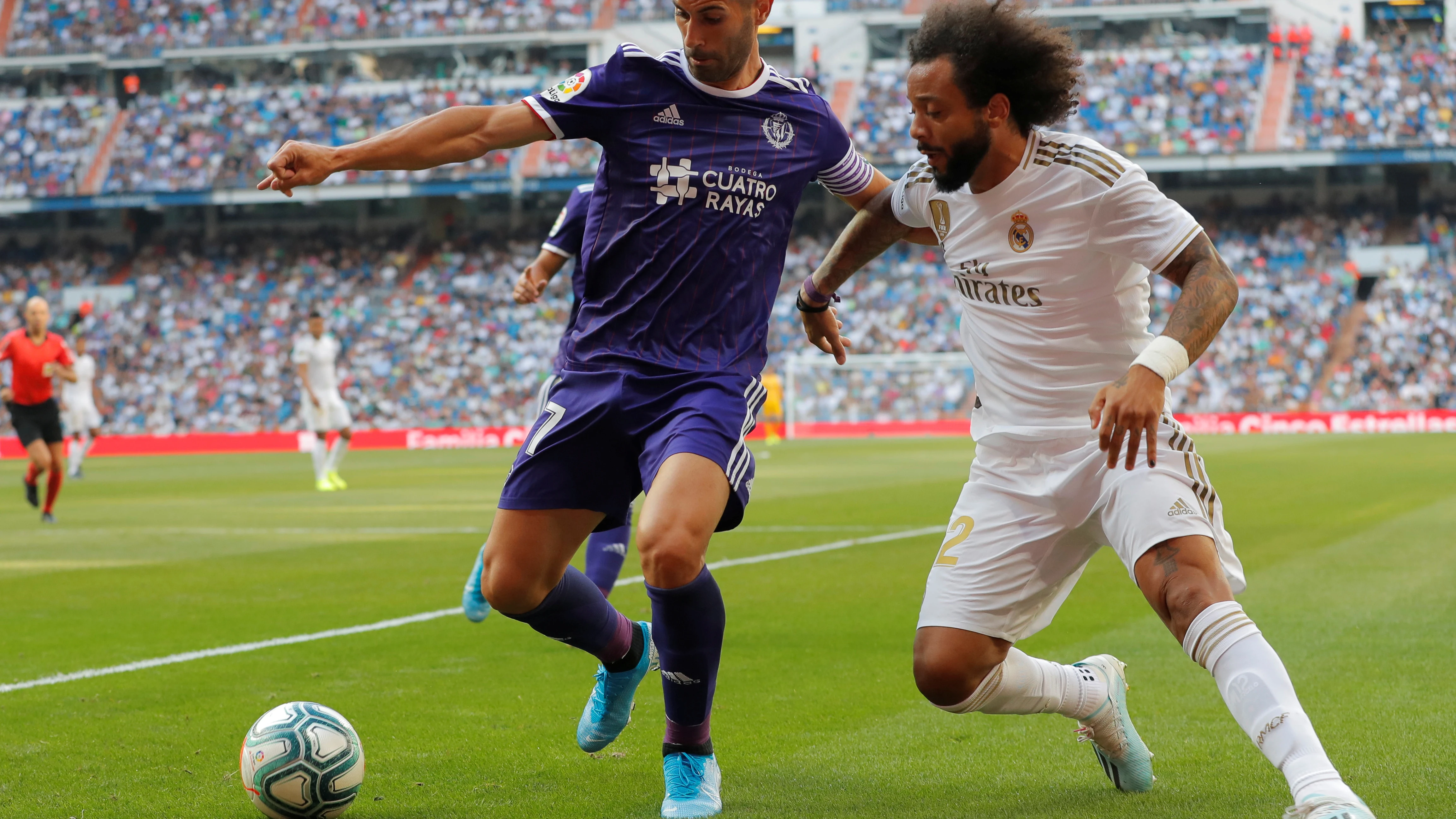 Javi Moyano intenta mantener el balón ante la presión de Marcelo