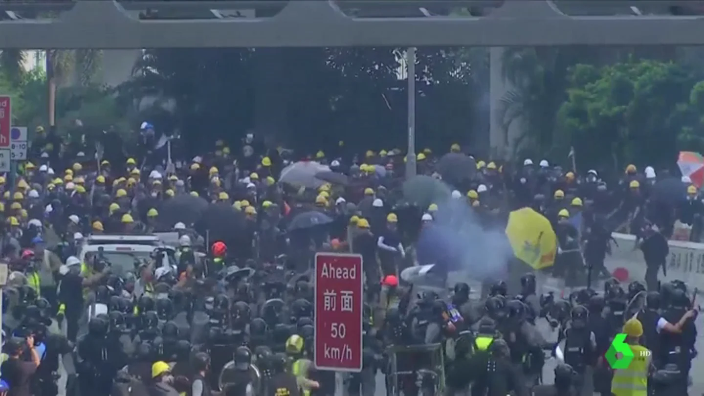 Violencia en las calles de Hong Kong en el 12 fin de semana de protestas Violencia en las calles de Hong Kong en el 12 fin de semana de protestas