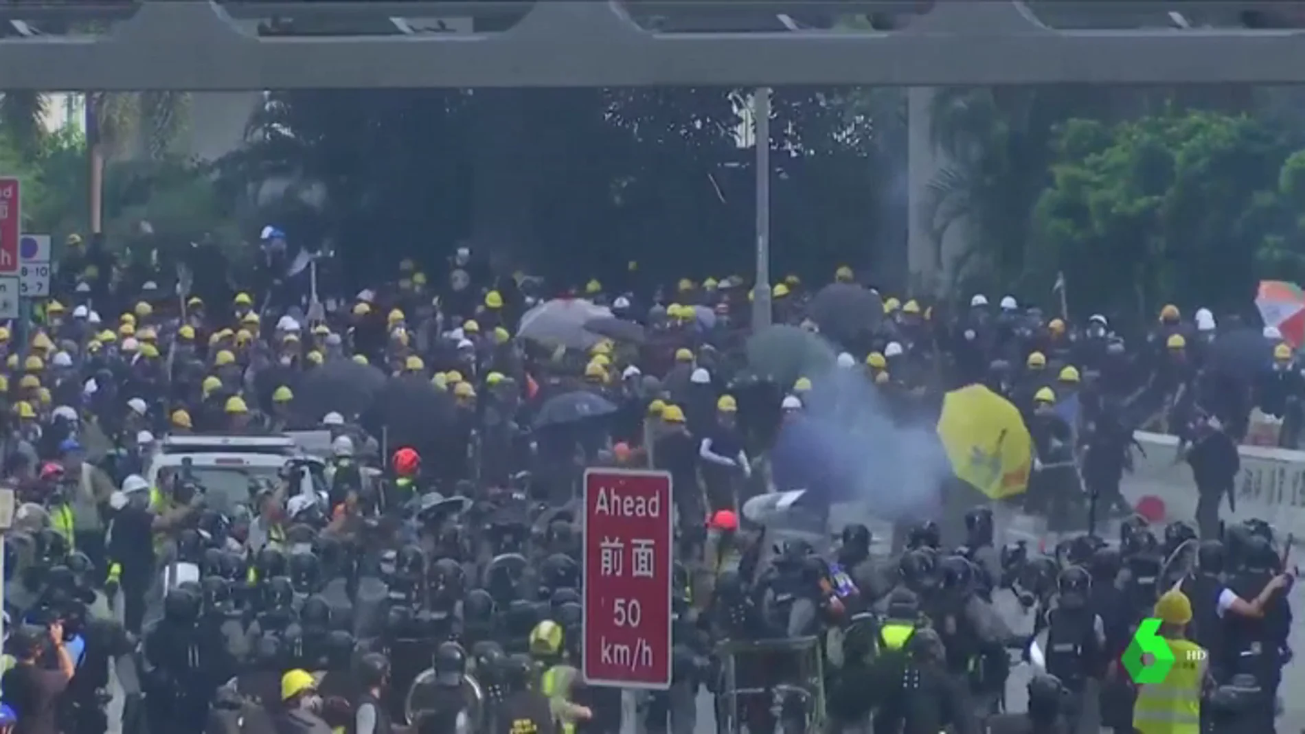 Violencia en las calles de Hong Kong en el 12 fin de semana de protestas