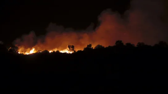 Imagen de las llamas del incendio declarado en la localidad onubense de Almonaster la Real Imagen de las llamas del incendio declarado en la localidad onubense de Almonaster la Real