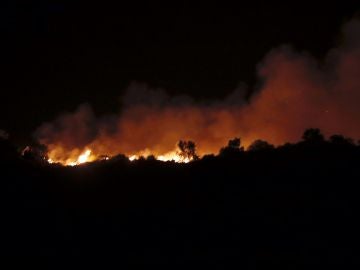 Imagen de las llamas del incendio declarado en la localidad onubense de Almonaster la Real Imagen de las llamas del incendio declarado en la localidad onubense de Almonaster la Real