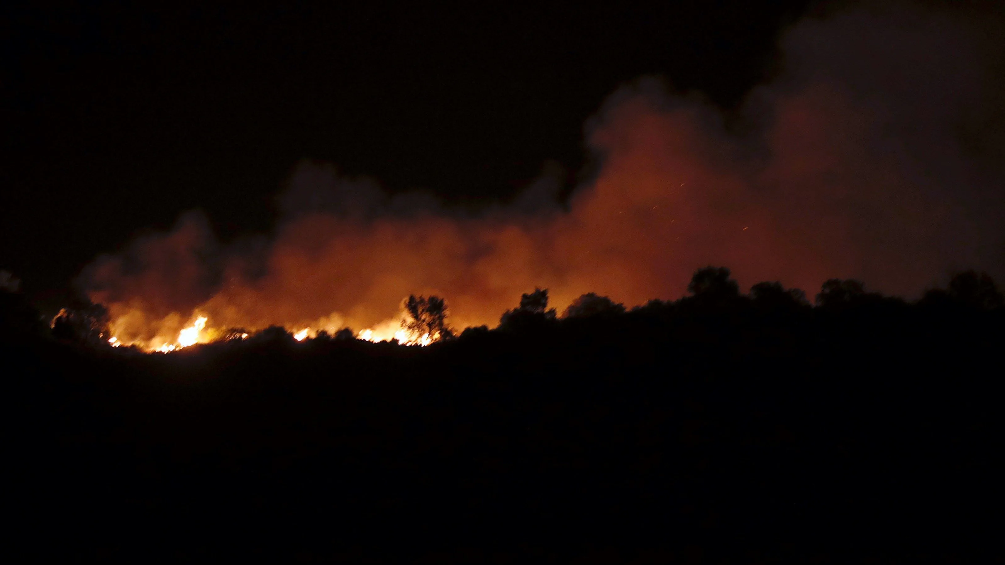 Imagen de las llamas del incendio declarado en la localidad onubense de Almonaster la Real