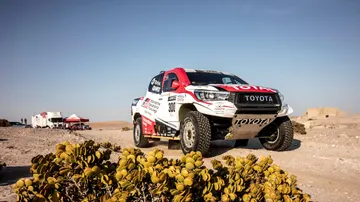 Fernando Alonso conduce el Toyota en Namibia