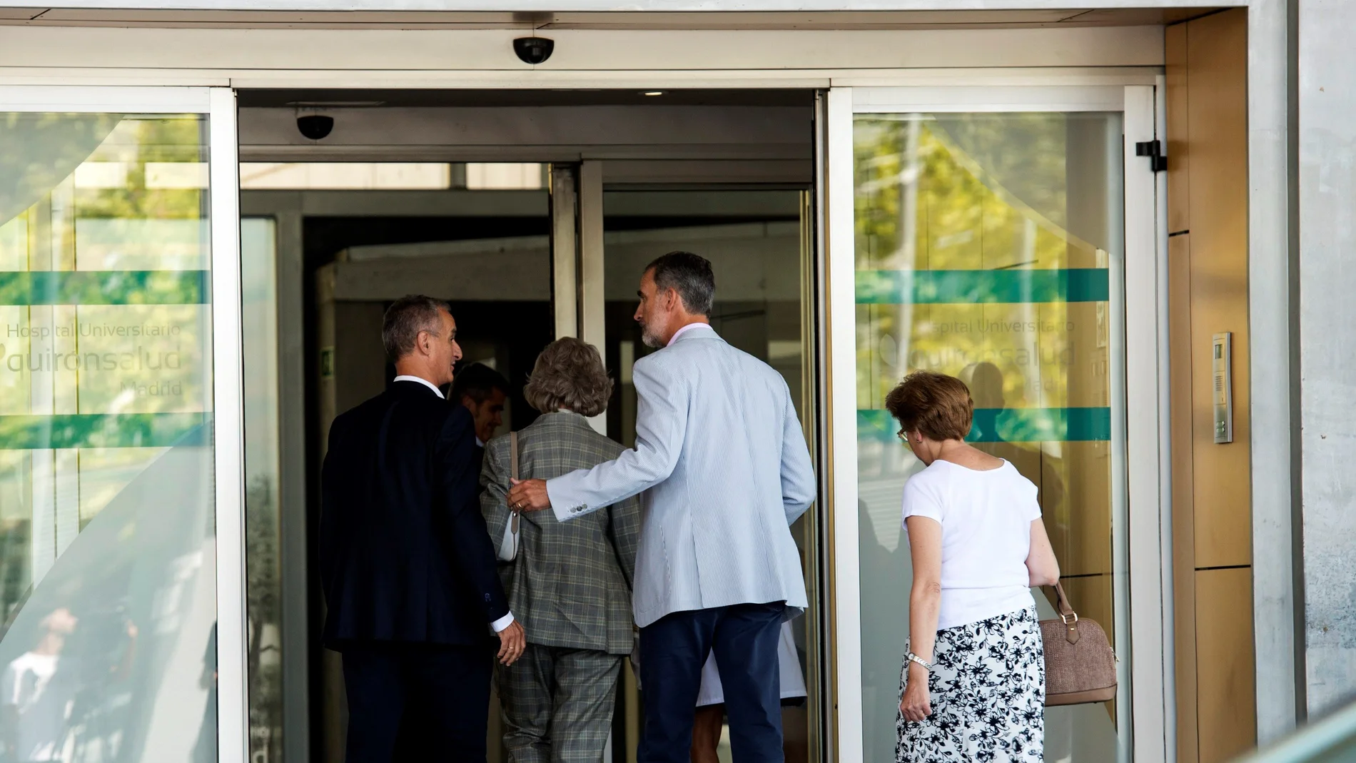 El rey Felipe VI y la reina Sofía han acudido este sábado al Hospital Universitario Quirón Salud-Madrid
