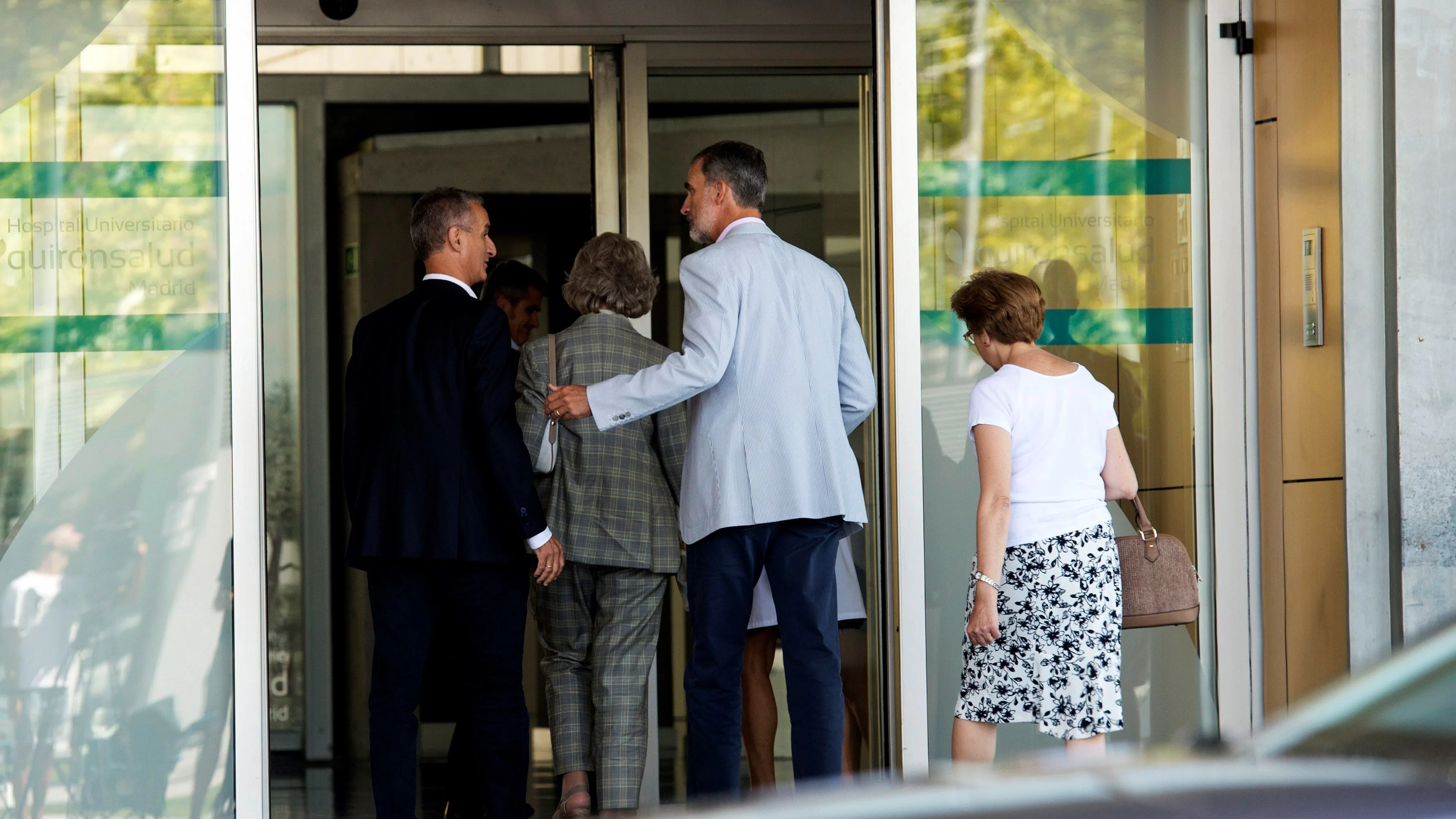 El rey Felipe VI y la reina Sofía han acudido este sábado al Hospital Universitario Quirón Salud-Madrid