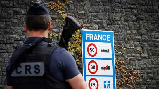 Un agente de Policía francesa participa en un control de seguridad Un agente de Policía francesa participa en un control de seguridad