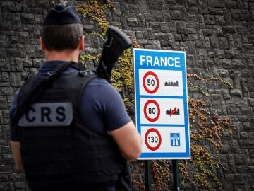 Un agente de Policía francesa participa en un control de seguridad Un agente de Policía francesa participa en un control de seguridad
