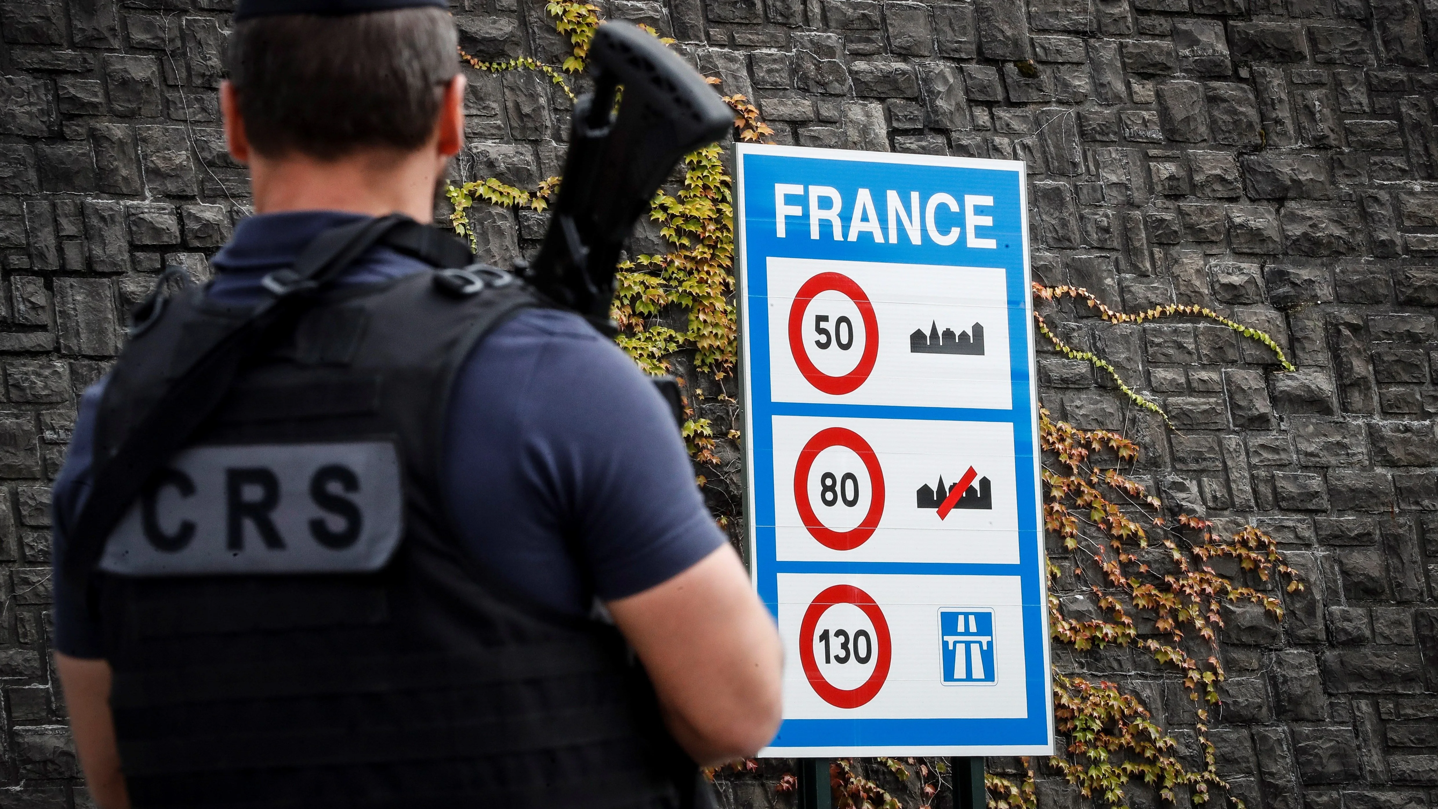Un agente de Policía francesa participa en un control de seguridad Un agente de Policía francesa participa en un control de seguridad