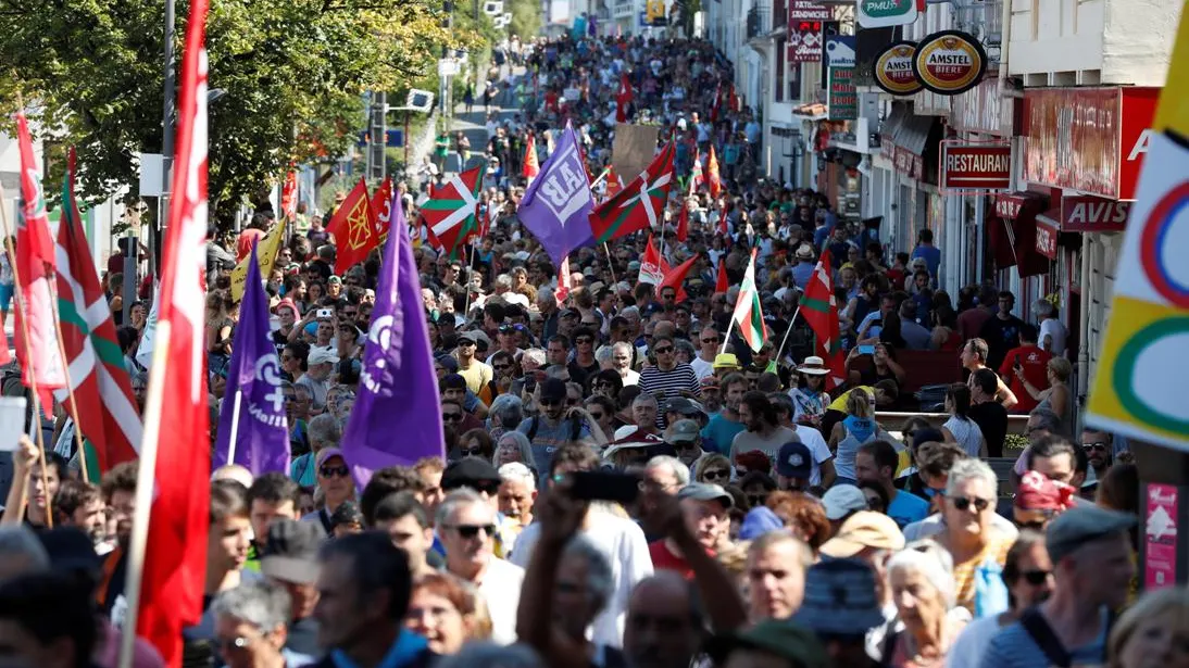 Manifestación de la Contracumbre del G7 que ha salido desde del puerto de Hendaya