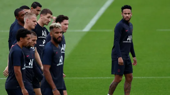 Neymar, entrenando con sus compañeros del PSG Neymar, entrenando con sus compañeros del PSG