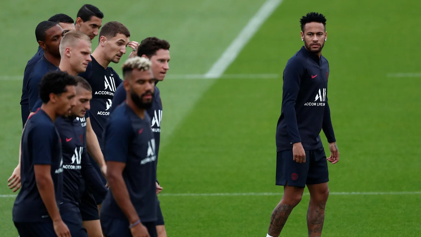 Neymar, entrenando con sus compañeros del PSG Neymar, entrenando con sus compañeros del PSG
