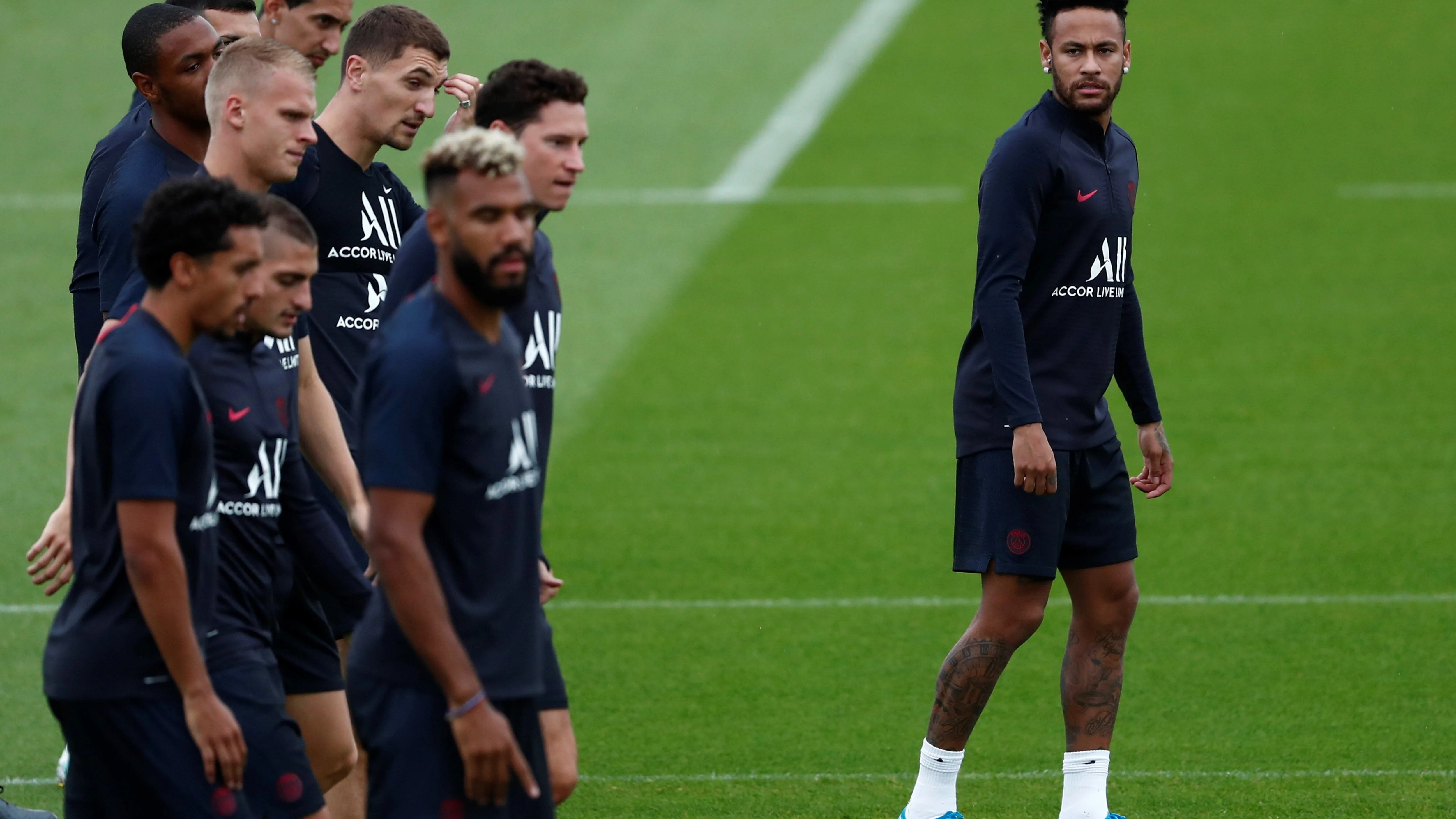 Neymar, entrenando con sus compañeros del PSG