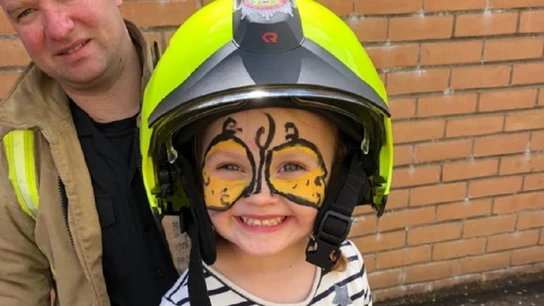 La pequeña Molly con un casco de bomberos La pequeña Molly con un casco de bomberos.