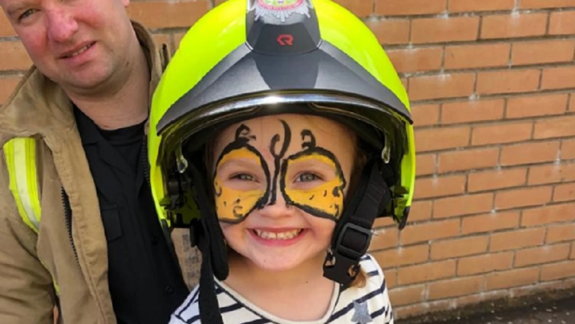 La pequeña Molly con un casco de bomberos